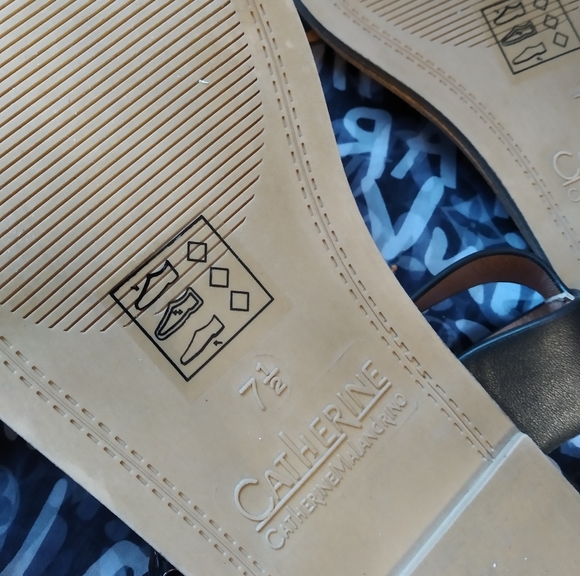 *NWOT* Black strappy sandal with buckle clasp - Picture 3 of 4